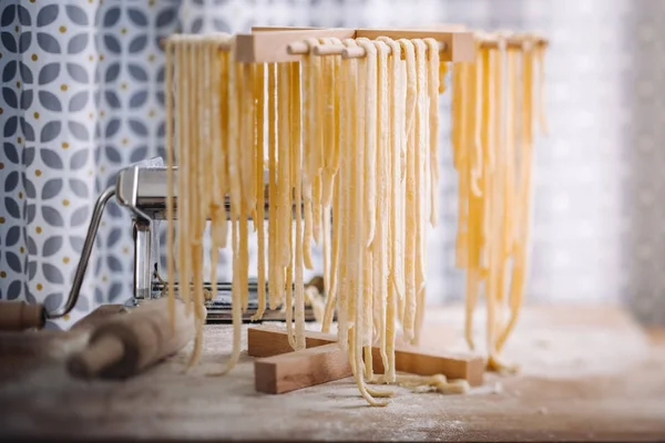 Traditionele huisgemaakte pasta drogen — Stockfoto