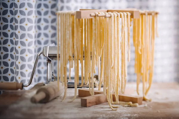 Traditionele huisgemaakte pasta drogen — Stockfoto