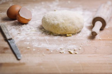 Geleneksel ev yapımı makarna yapım