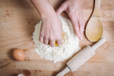 Geleneksel ev yapımı makarna yapım