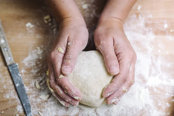 Casa tradicional feito macarrão fazendo de — Fotografia de Stock