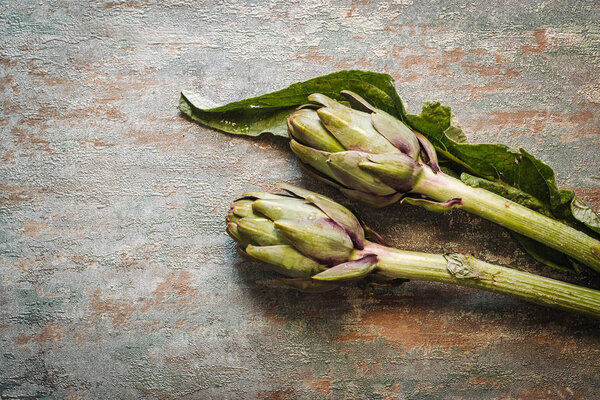 Свежий сырой артишоки
