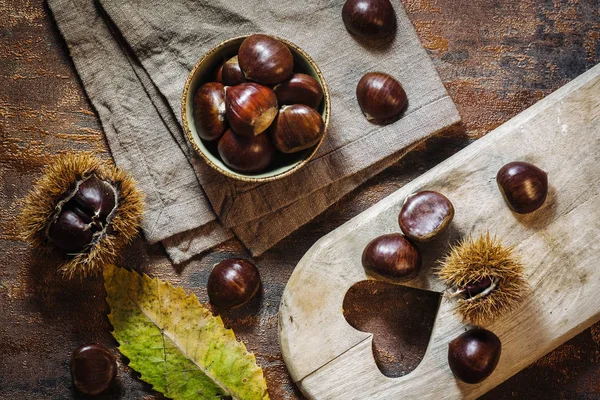 Fresh raw chestnuts — Stock Photo, Image