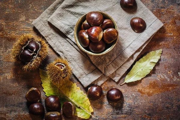 Fresh raw chestnuts — Stock Photo, Image