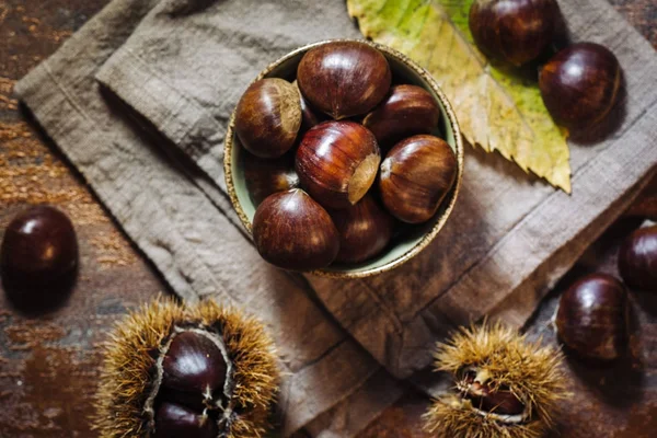 Fresh raw chestnuts — Stock Photo, Image