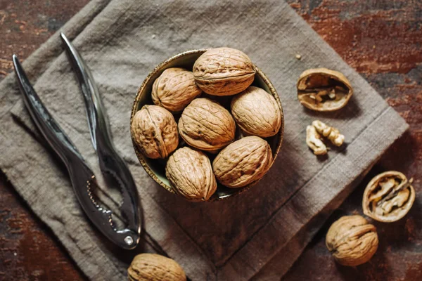 Nueces crudas frescas —  Fotos de Stock