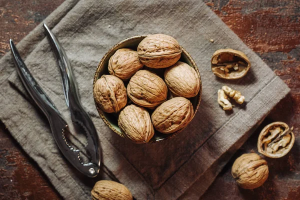 Nueces crudas frescas —  Fotos de Stock