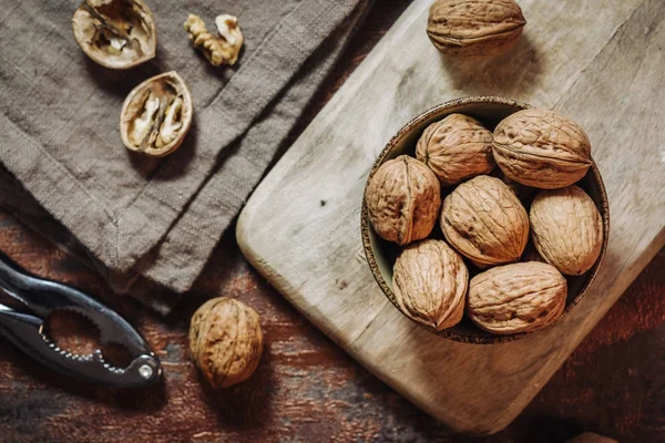 Fresh raw walnuts — Stock Photo, Image