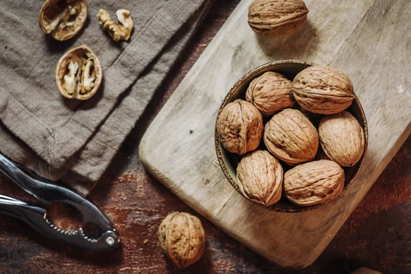 Fresh raw walnuts — Stock Photo, Image
