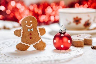 Güzel dekore edilmiş Noel kurabiyeleri