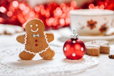 Güzel dekore edilmiş Noel kurabiyeleri