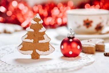 Güzel dekore edilmiş Noel kurabiyeleri