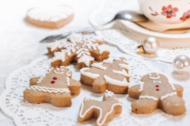 Güzel dekore edilmiş Noel kurabiyeleri