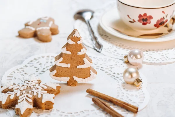 Χαριτωμένα Χριστουγεννιάτικα διακοσμημένα μπισκότα — Φωτογραφία Αρχείου