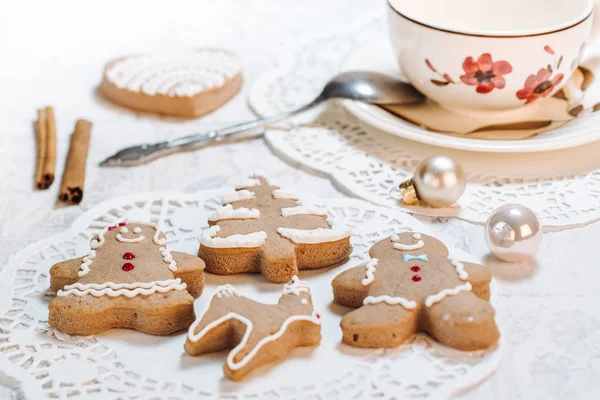 Χαριτωμένα Χριστουγεννιάτικα διακοσμημένα μπισκότα — Φωτογραφία Αρχείου