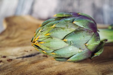 Orijinal ve taze İtalya Sardinya bölgesinden ham enginar