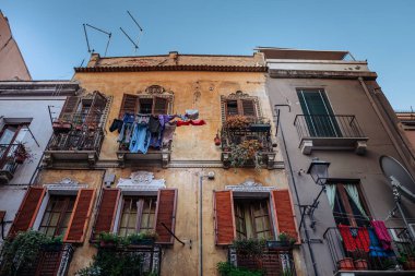 Cagliari, İtalya / Ekim 2019: Eski kentte eski mimari
