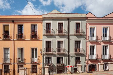 Cagliari, İtalya / Ekim 2019: Eski kentte renkli evler