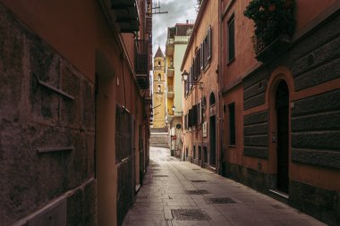Cagliari, İtalya / Ekim 2019: Eski kentte sokak hayatı
