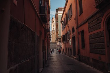 Cagliari, İtalya / Ekim 2019: Eski kentte sokak hayatı