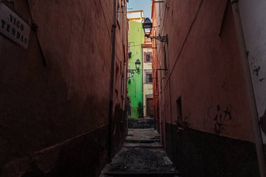 Bosa, İtalya / Ekim 2019: Renkli balıkçıların sivil yaşamında