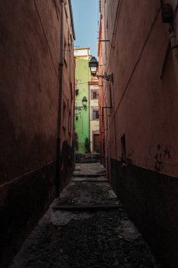 Bosa, İtalya / Ekim 2019: Renkli balıkçıların sivil yaşamında