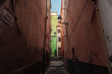 Bosa, İtalya / Ekim 2019: Renkli balıkçıların sivil yaşamında