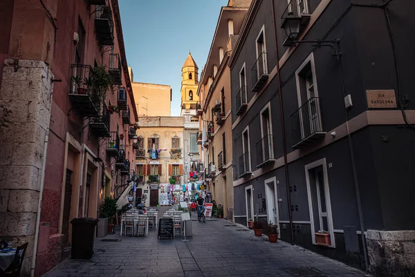 Cagliari, Italië / oktober 2019: Straatleven in de oude stad — Stockfoto