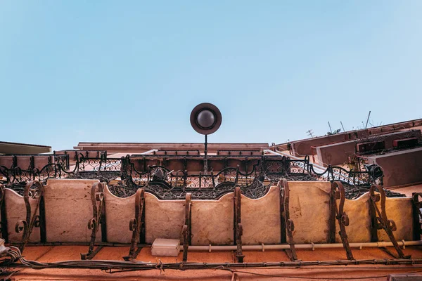 CAGLIARI, ITALY / OCTOBER 2019: Old balcony architecture with a v — стоковое фото