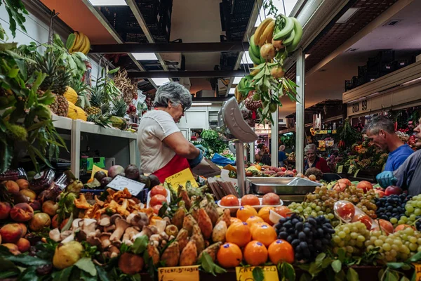 CAGLIARI, ITALIA / OCTUBRE 2019: Vendedores de frutas y hortalizas en —  Fotos de Stock