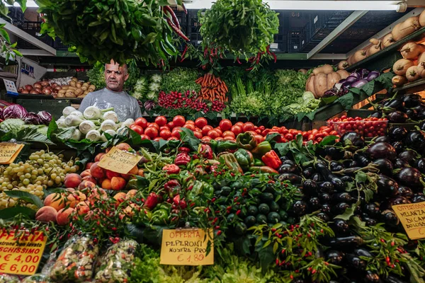 Cagliari, Italien / oktober 2019: Försäljare av frukt och grönsaker på — Stockfoto