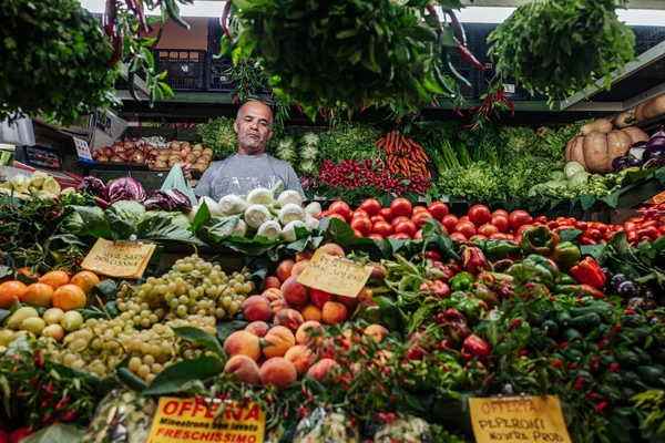 КАЛЬЯРИ, ИТАЛИЯ / ОКТЯБРЬ 2019: Торговцы фруктами и овощами на ярмарке — стоковое фото