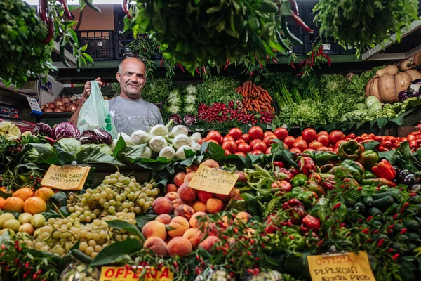 КАЛЬЯРИ, ИТАЛИЯ / ОКТЯБРЬ 2019: Торговцы фруктами и овощами на ярмарке — стоковое фото