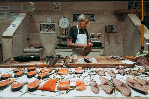 CAGLIARI, ITALIA / OTTOBRE 2019: Venditori di pesce al San Benedett — Foto Stock