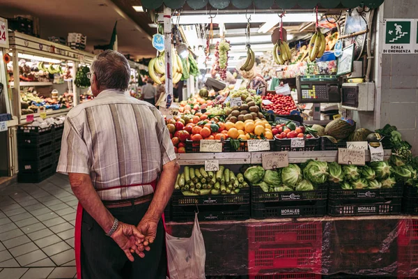 Cagliari, Italien / oktober 2019: Försäljare av frukt och grönsaker på — Stockfoto