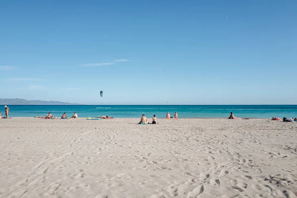 Cagliari, Sardynia / październik 2019: Piękna piaszczysta plaża P — Zdjęcie stockowe