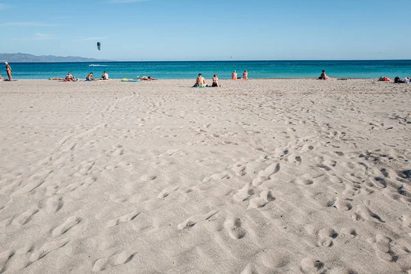 Cagliari, Sardynia / październik 2019: Piękna piaszczysta plaża P — Zdjęcie stockowe