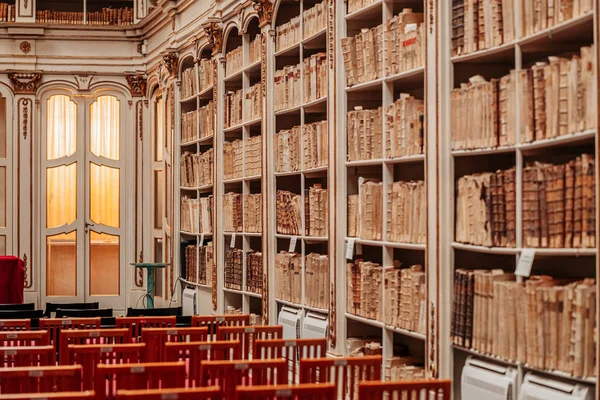 Cagliari, Olaszország / 2019. október: jól megőrzött ősi könyvtár fr — Stock Fotó