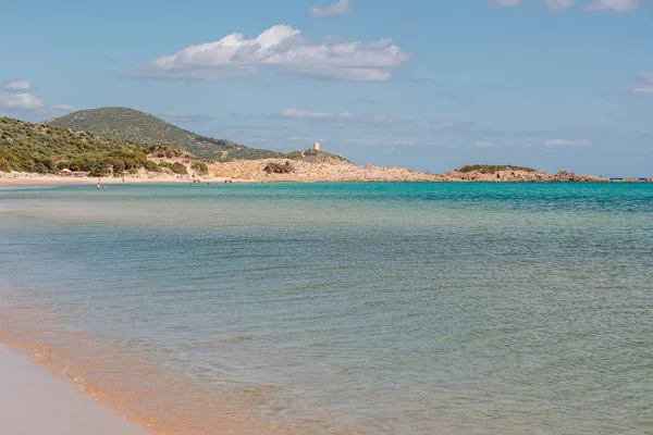 Chia, Sardynia / październik 2019: Piękna plaża z białym piaskiem — Zdjęcie stockowe