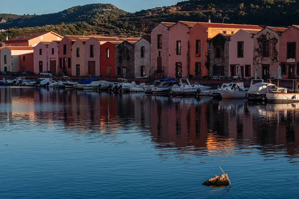 BOSA, ITALIE / OCTOBRE 2019 : La vie dans le mal coloré des pêcheurs — Photo