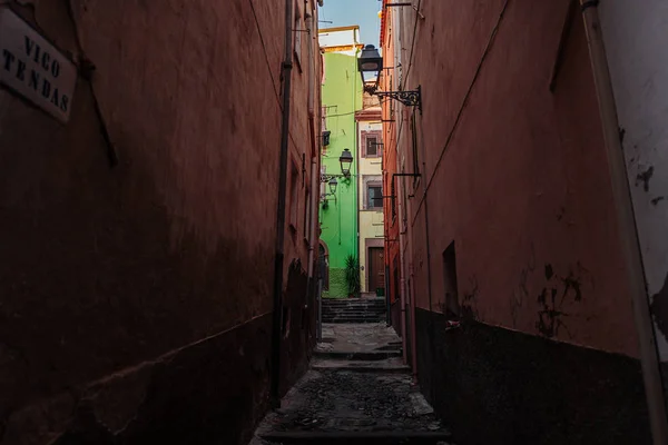 BOSA, ITALY / OCTOBER 2019: Life in the colorful fishermen's vil — Stock Photo, Image