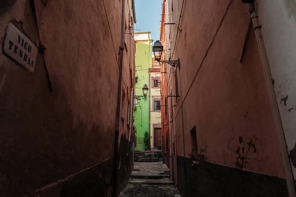 BOSA, ITALY / OCTOBER 2019: Life in the colorful fishermen's vil — Stock Photo, Image