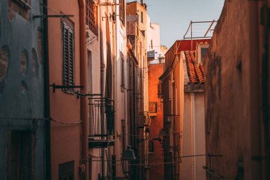 Bosa, İtalya / Ekim 2019: Renkli balıkçıların sivil yaşamında