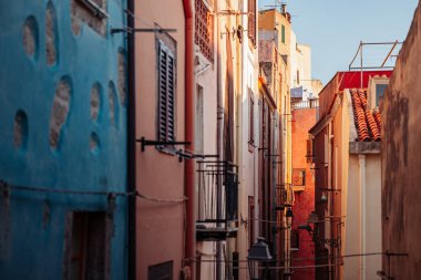 Bosa, İtalya / Ekim 2019: Renkli balıkçıların sivil yaşamında