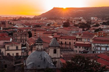 Bosa, İtalya / Ekim 2019: Renkli balıkçıların sivil yaşamında