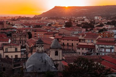 Bosa, İtalya / Ekim 2019: Renkli balıkçıların sivil yaşamında