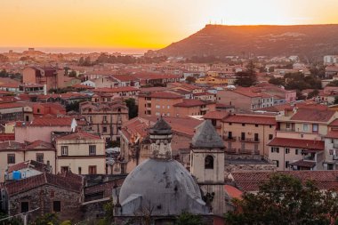 Bosa, İtalya / Ekim 2019: Muhteşem romantik gün batımı