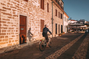 Alghero, İtalya / Ekim 2019: Ünlü şehir I 'de sokak hayatı