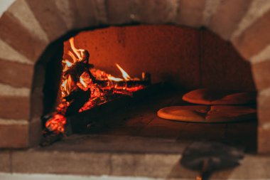 Geleneksel sardalya ekmeğini pişiriyorum, Spianata Sarda.