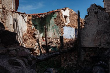 Orgosolo, Sardinya / Ekim 2019: Antik evlerin kalıntıları